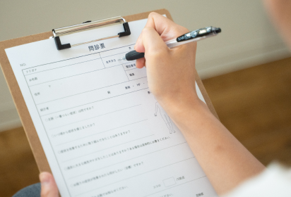 問診票を記入する様子